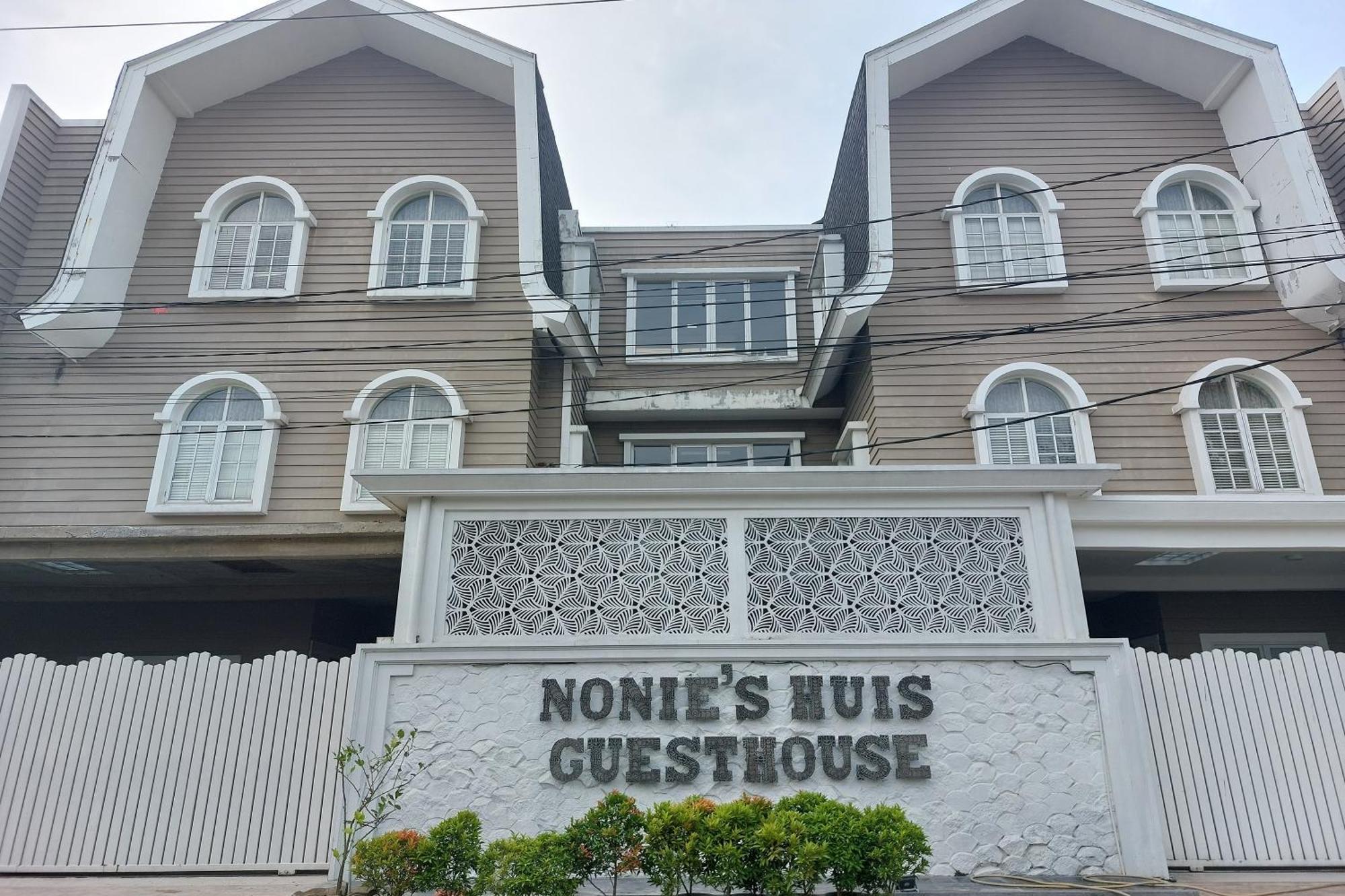 Nonie'S Huis Hotel Медан Екстер'єр фото